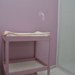 La salle d’eau rose camélia (avec table à langer)